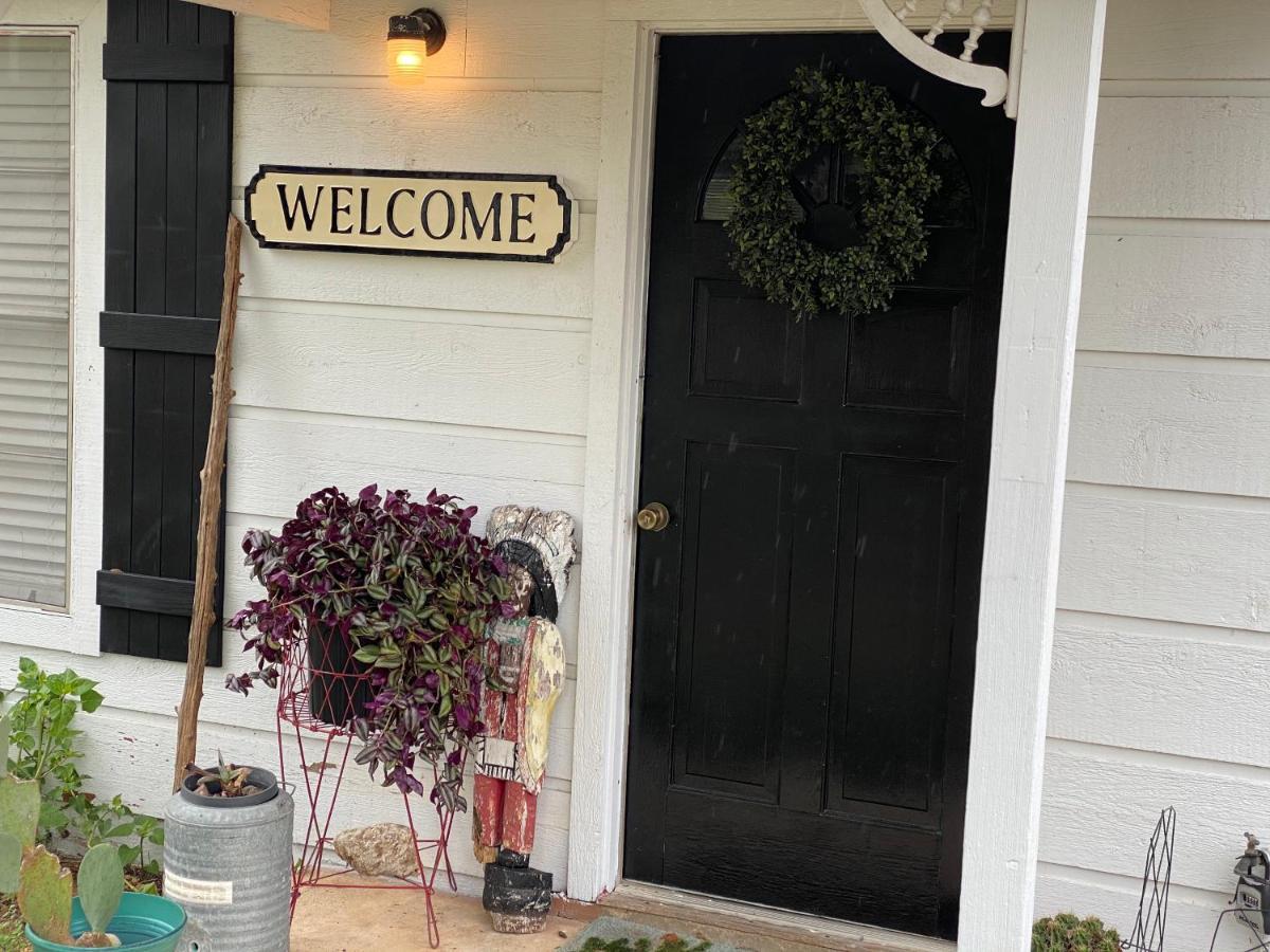 Pecan St. Parlor Haus Downtown Bandera, Tx מראה חיצוני תמונה