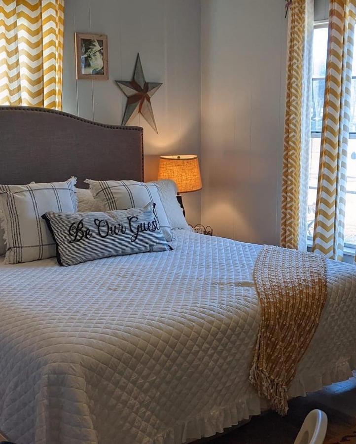 Pecan St. Parlor Haus Downtown Bandera, Tx מראה חיצוני תמונה